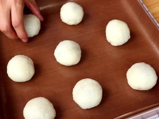 土豆蛋黄酥,放在垫烤垫的烤盘上，此时可以开始预热烤箱

tips：没有烤垫，可以垫油纸