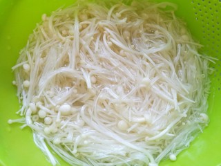 番茄金针菇豆腐汤 