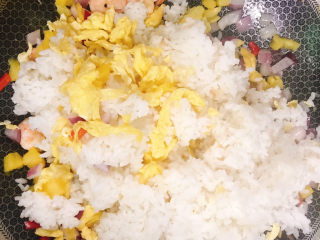 菠萝虾仁炒饭 