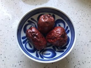 玫瑰花红枣百合桃胶甜羹 