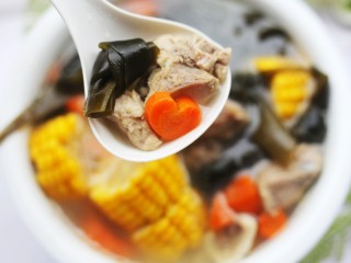 玉米海带筒骨汤 