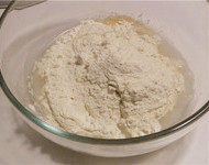 奶酪包,种面团的材料全部放入容器
顺序：水-酵母-面粉-糖