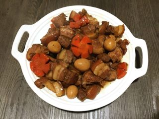 #农品堂亚麻籽油试吃#鹌鹑蛋烧肉,美味的鹌鹑蛋炖肉就做好了，五花肉肥而不腻，鹌鹑蛋肉香味十足，胡萝卜甜软适口，快来品尝吧。
