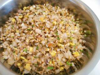 叶儿粑,咸香馅料ok啦，出锅备用。
五花肉会炒出足量的油份，不用再倒油。
如果喜欢更香的可以加少许香油。